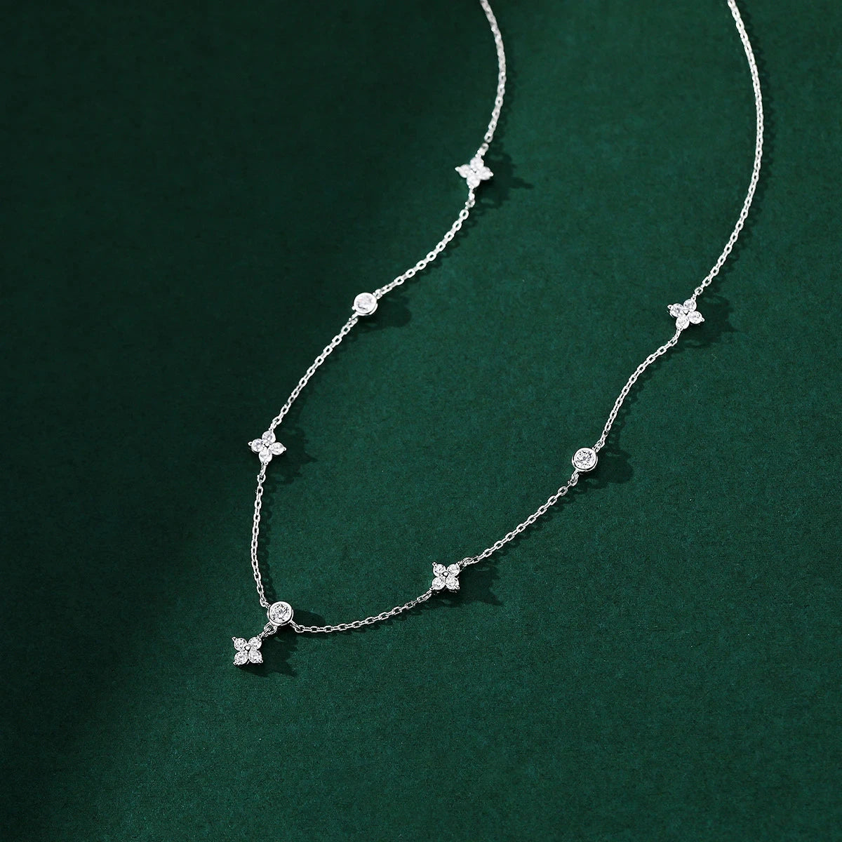 Four-Leaf Flower Zircon Chain Necklace – Women’s Light Luxury Choker